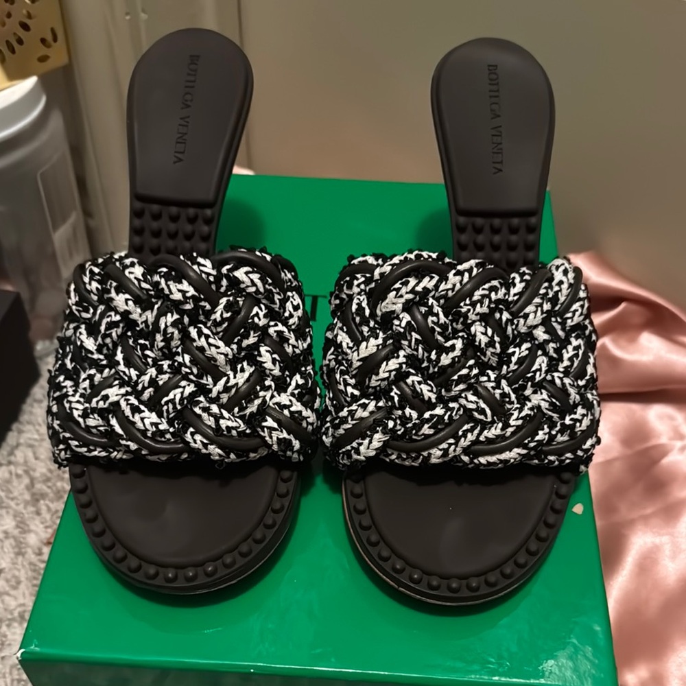 Bottega Veneta Black and White Sandals with Elegant Design